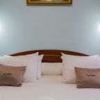 На одной из подушек виден логотип.