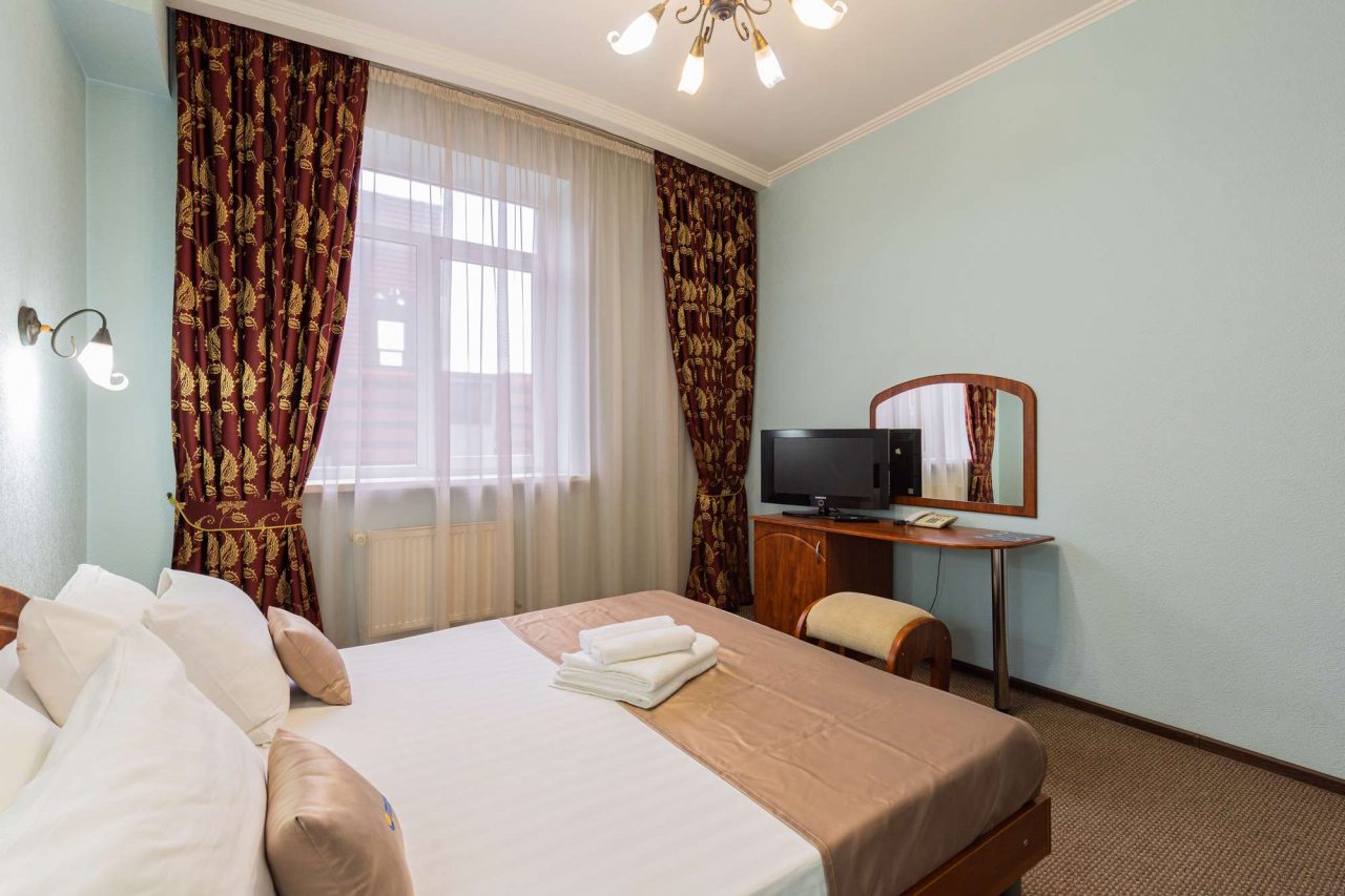 Комната выглядит комфортно и гостеприимно.