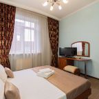 Комната выглядит комфортно и гостеприимно.