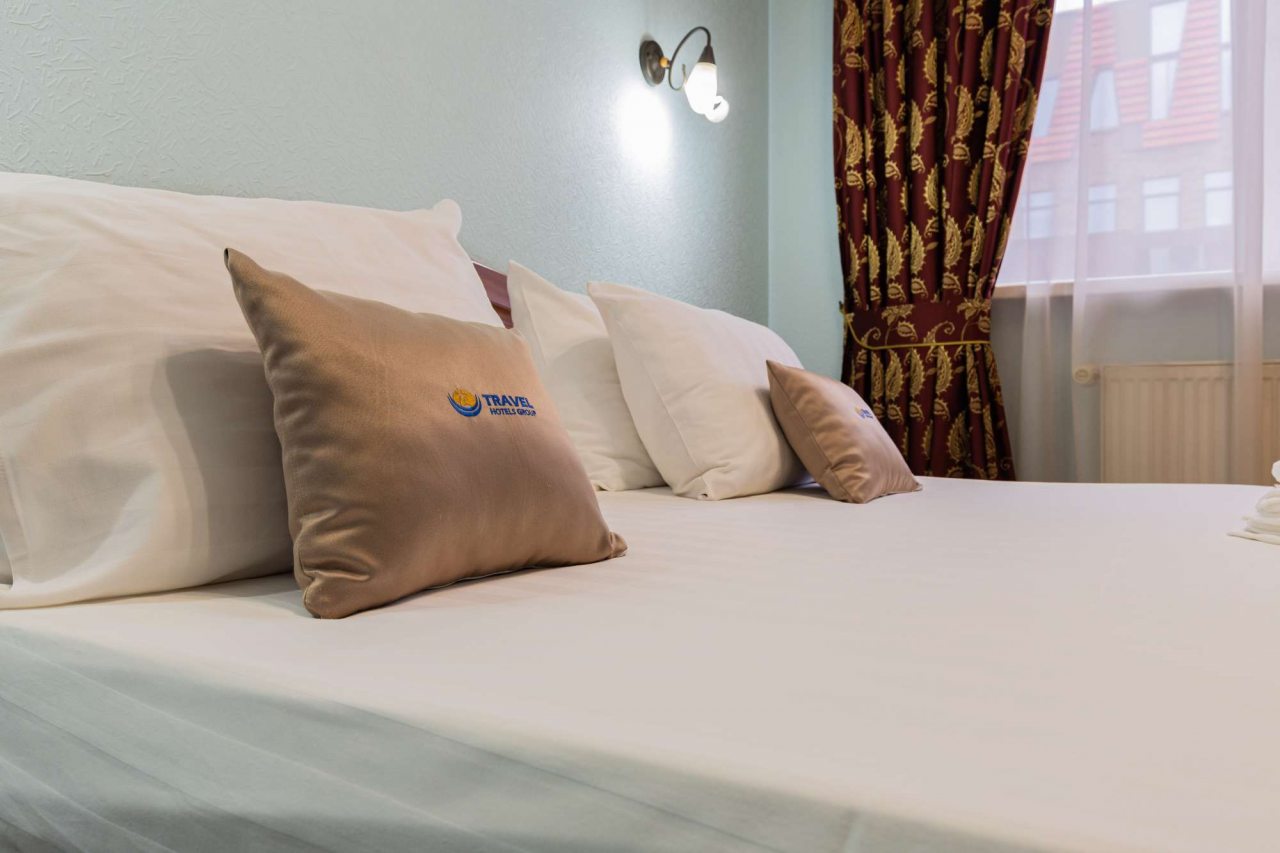 Логотип принадлежит отелю.