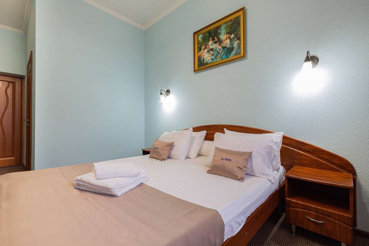 Комната освещена двумя настенными светильниками.