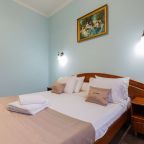 Комната освещена двумя настенными светильниками.