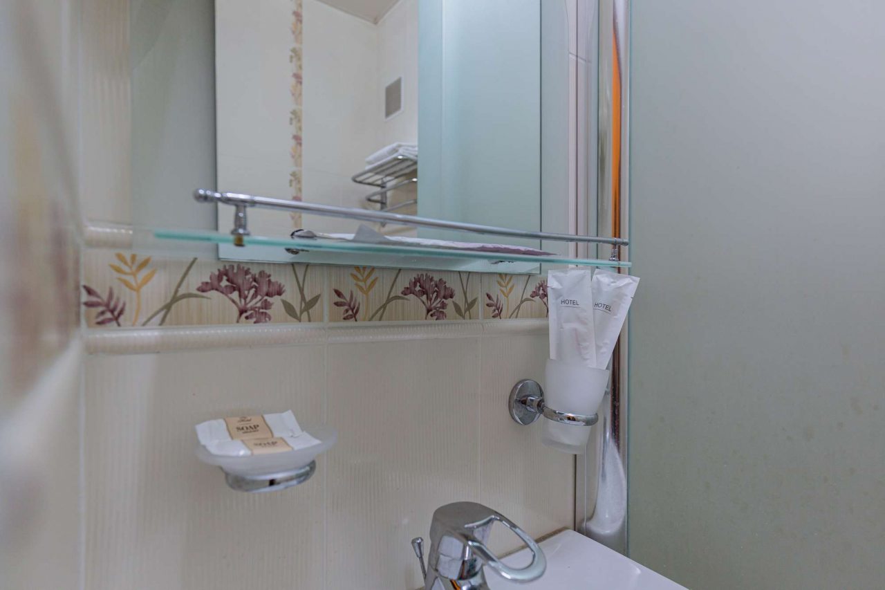 Ванная комната с зеркалом.