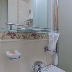 Ванная комната с зеркалом.