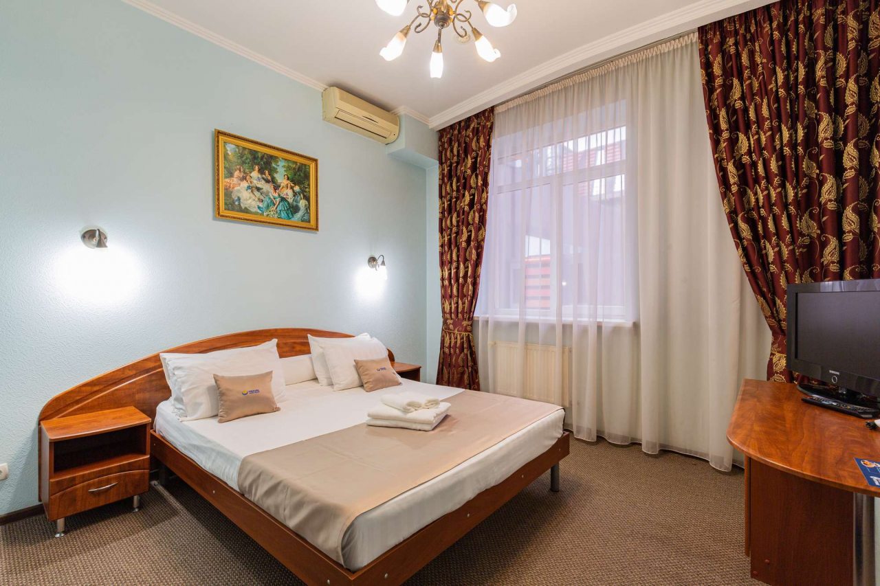 На кровати сложенные полотенца.