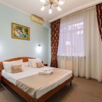 На кровати сложенные полотенца.