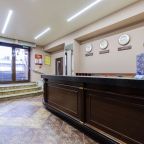 В гостинице есть ресепшн.