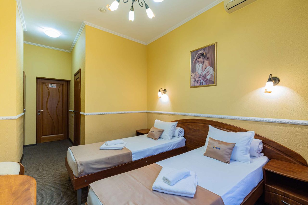 Комната с двумя односпальными кроватями.