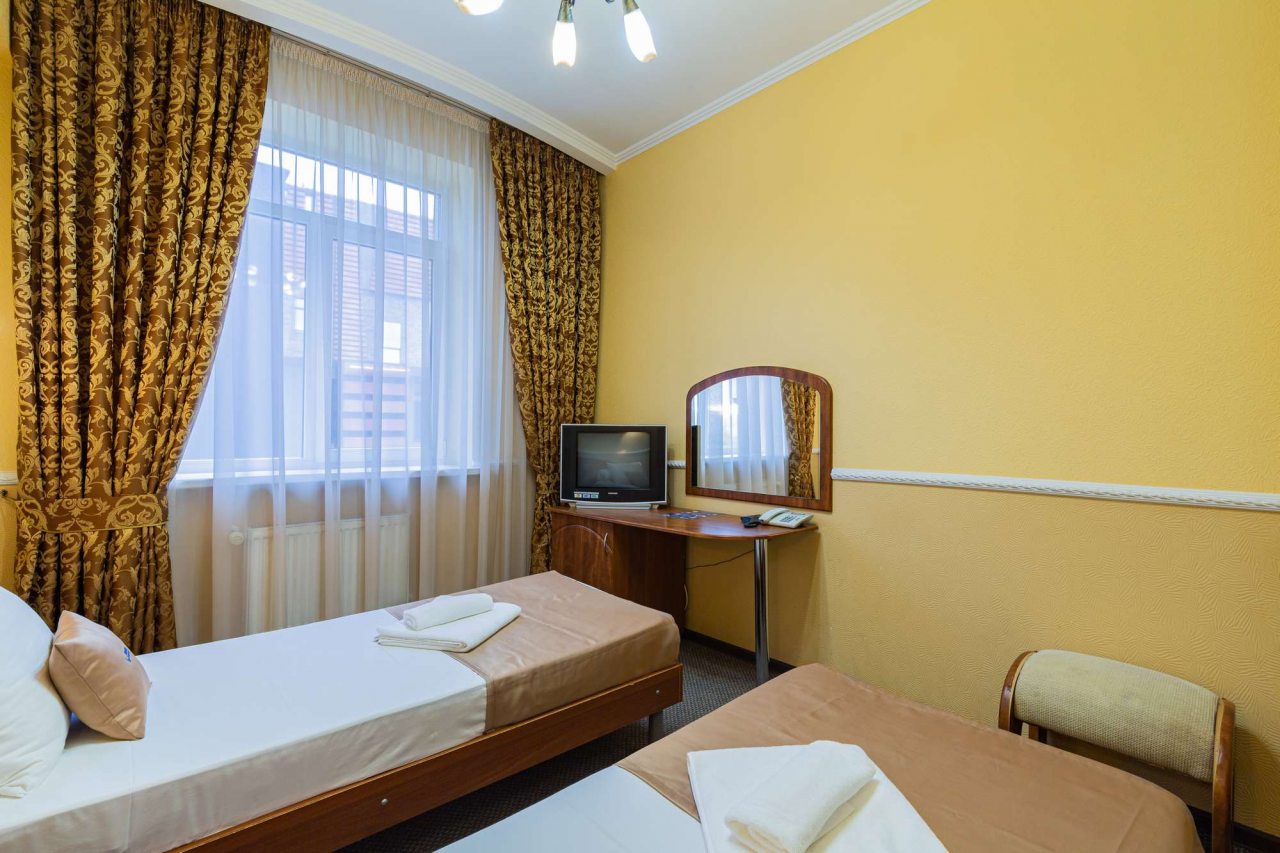 В номере есть красивая лампа.