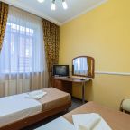 В номере есть красивая лампа.