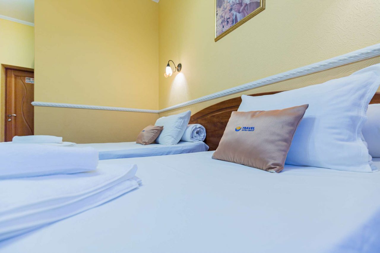 Логотип на подушках.