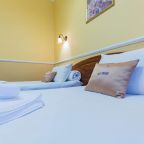 Логотип на подушках.