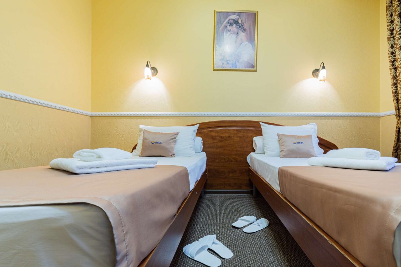 На каждой кровати аккуратно сложены белые полотенца.