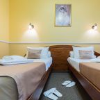 На каждой кровати аккуратно сложены белые полотенца.