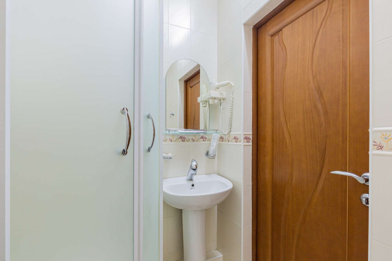 В ванной раковина.