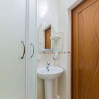 В ванной раковина.