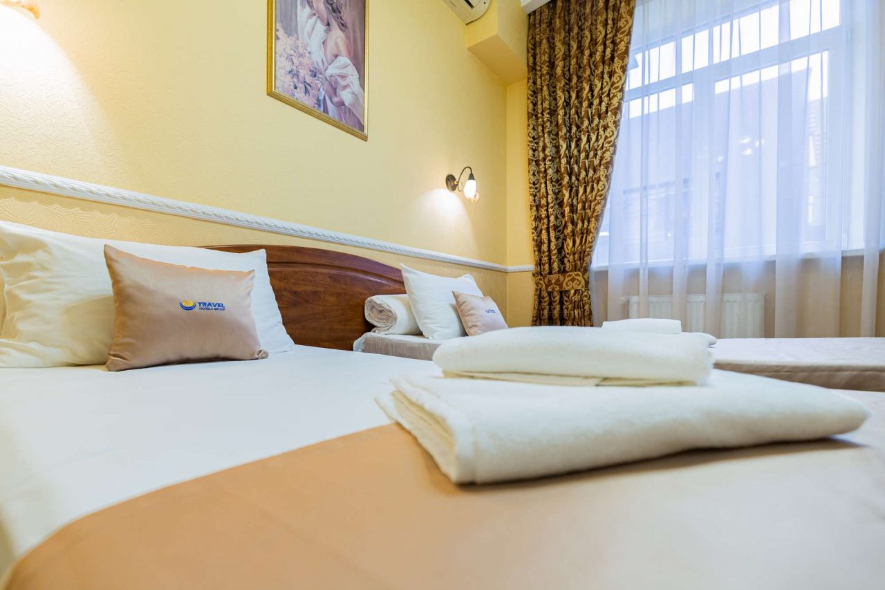 В номере есть окно.