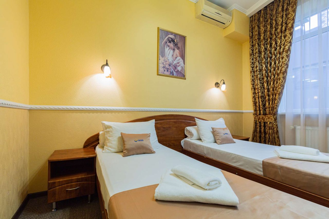 Комната освещена настенными светильниками.