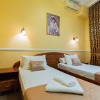 Комната освещена настенными светильниками.