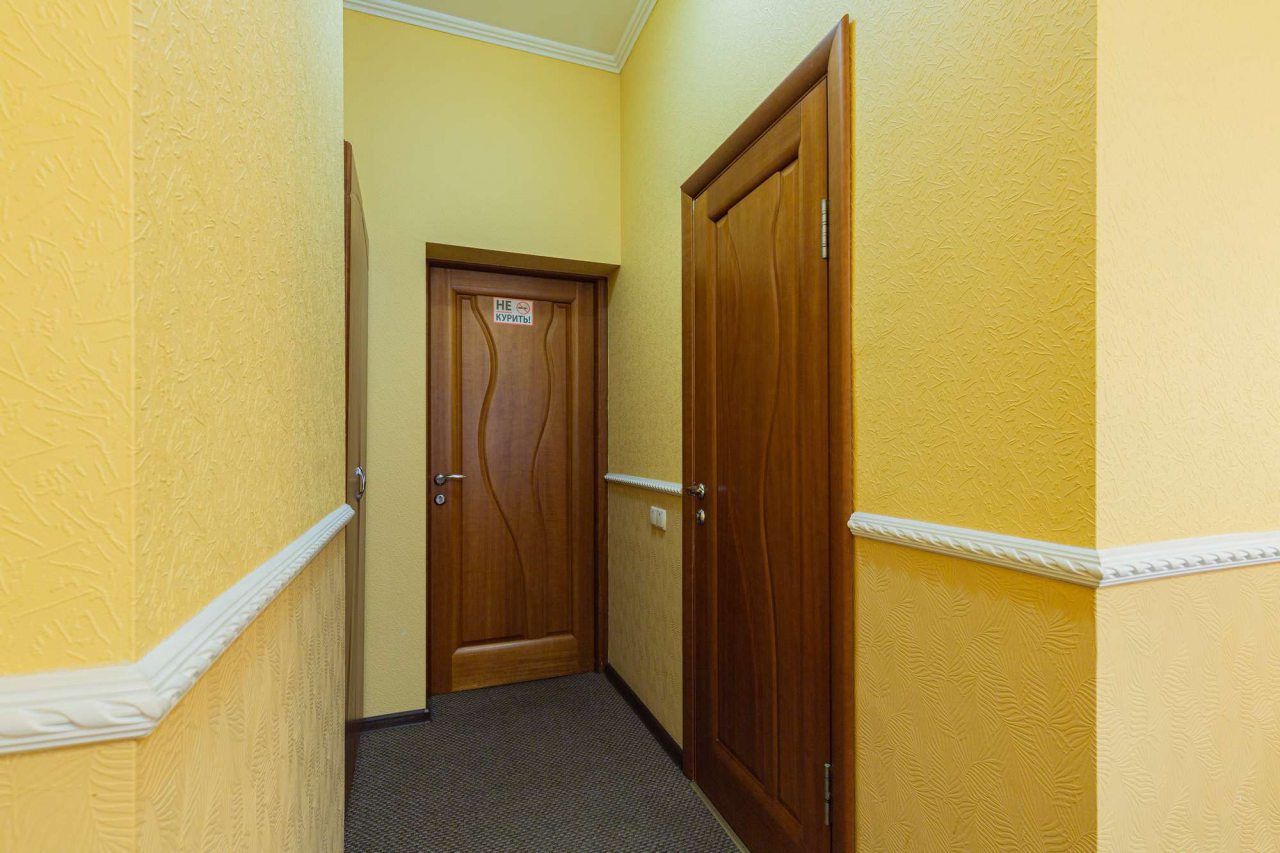 В номере есть двери.