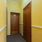 В номере есть двери.