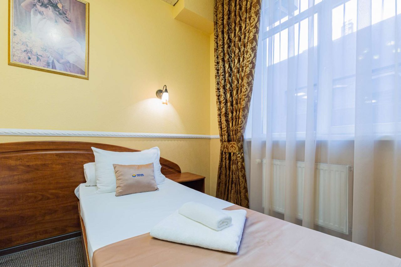 Стены комнаты окрашены в теплый желтый цвет.