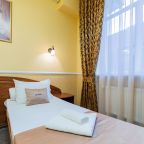 Стены комнаты окрашены в теплый желтый цвет.