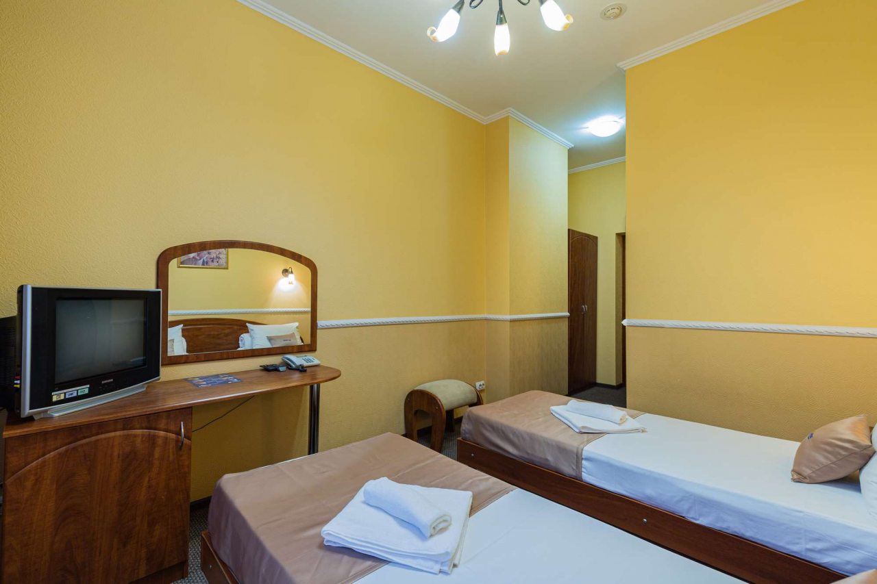 В комнате также есть телевизор на деревянной тумбе.