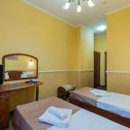 В комнате также есть телевизор на деревянной тумбе.