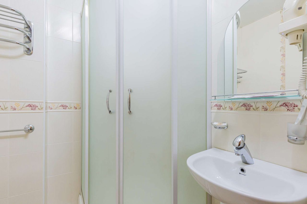 В ванной есть зеркало.