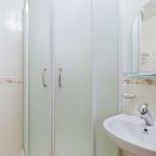 В ванной есть зеркало.