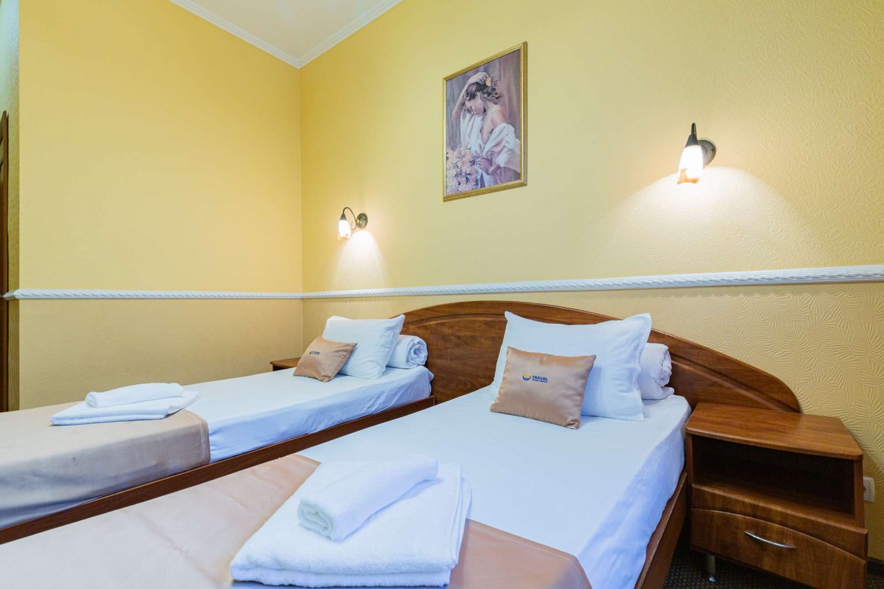 На одной из стен висит картина.