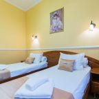 На одной из стен висит картина.