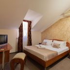 Кондиционер установлен на стене.