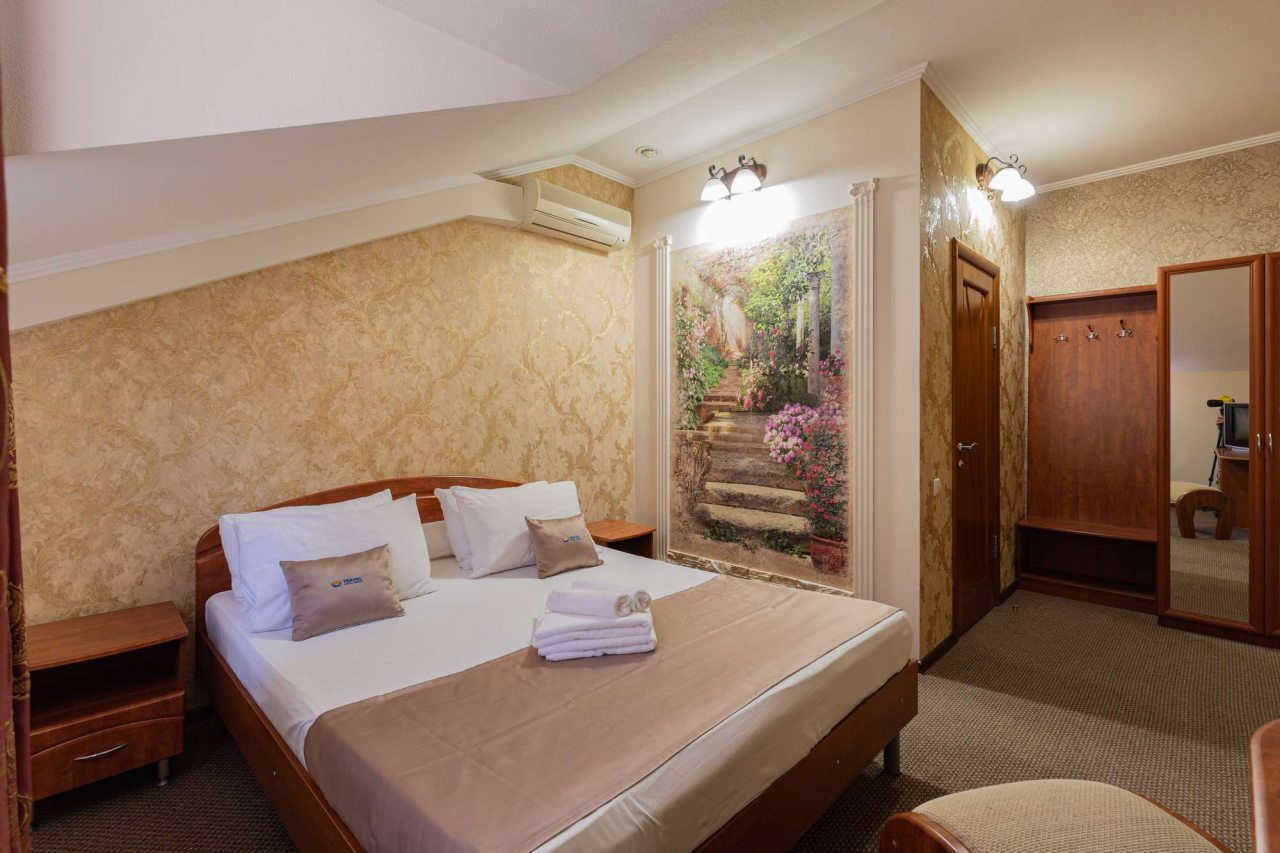 Комната освещена настенными светильниками.