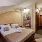 Комната освещена настенными светильниками.