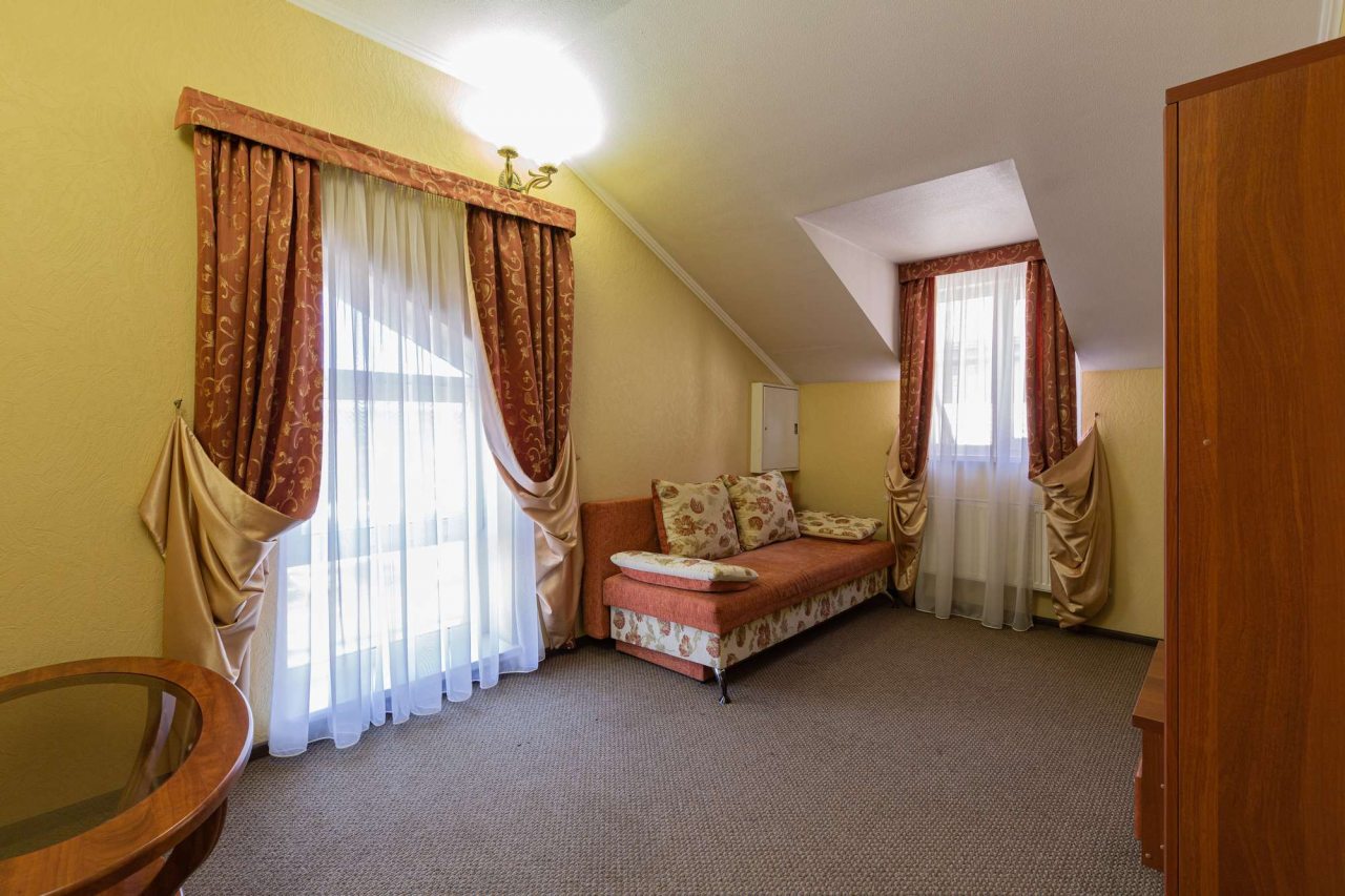 В номере есть диван.