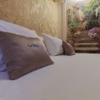 Фирменные подушки.