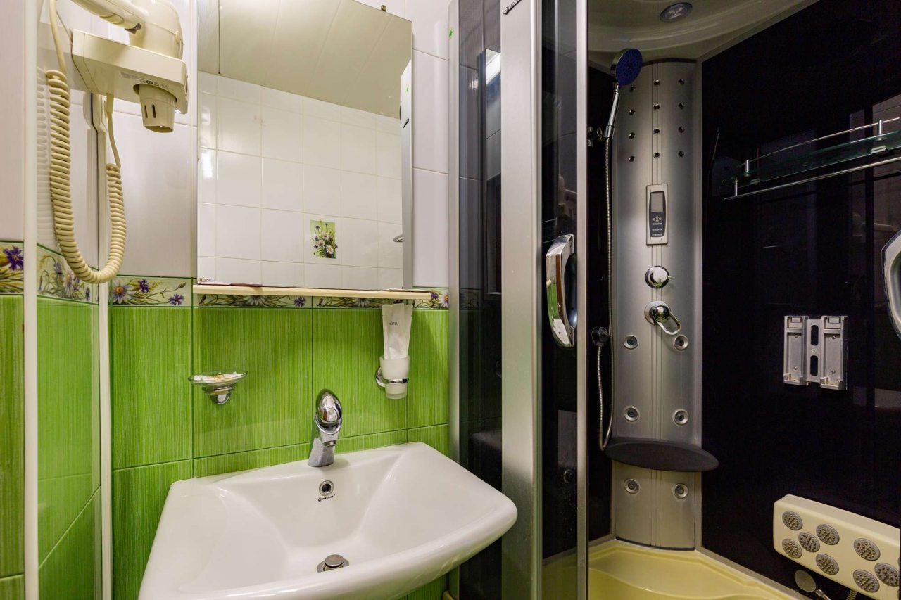 Фен в ванной комнате.