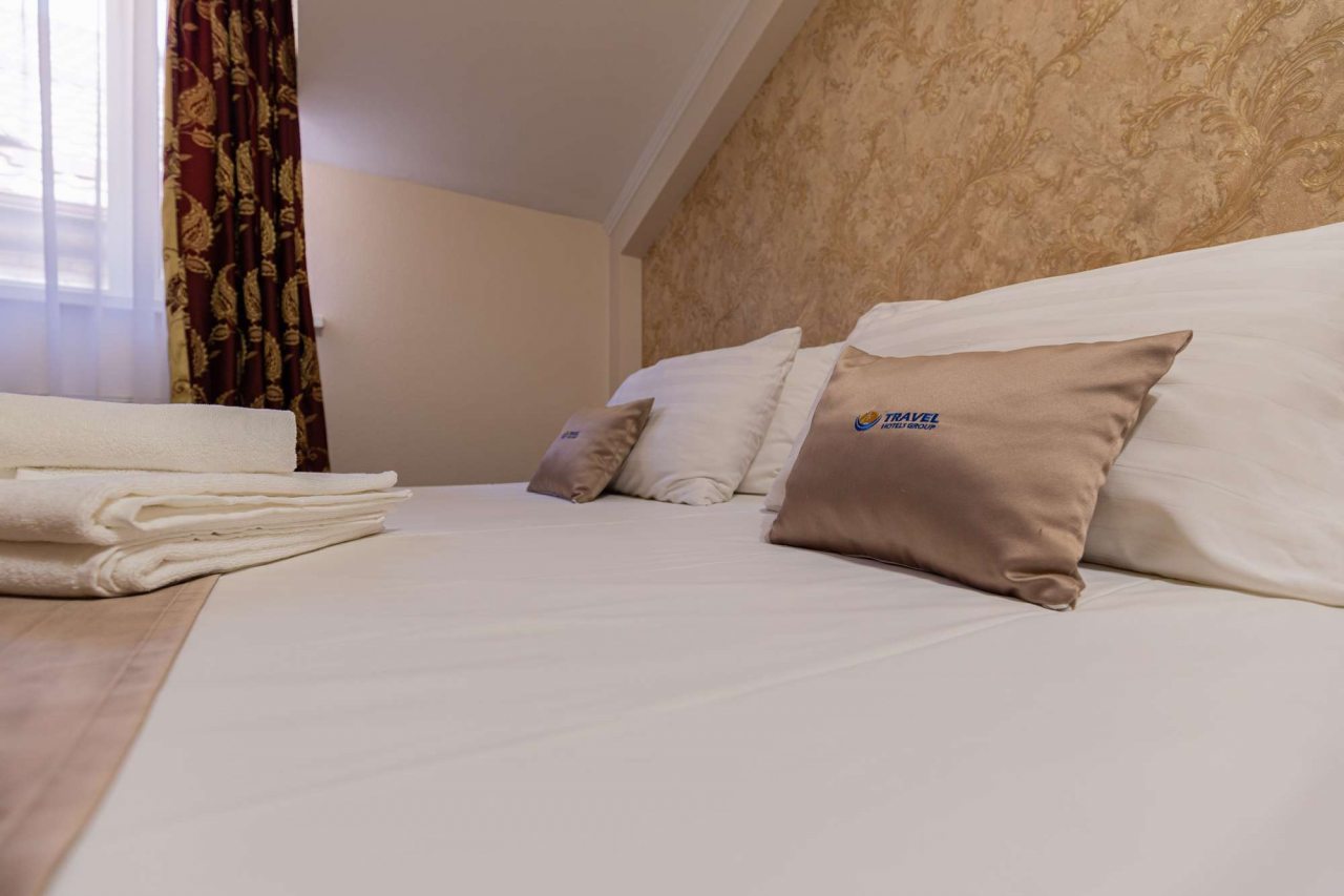 Белые подушки.