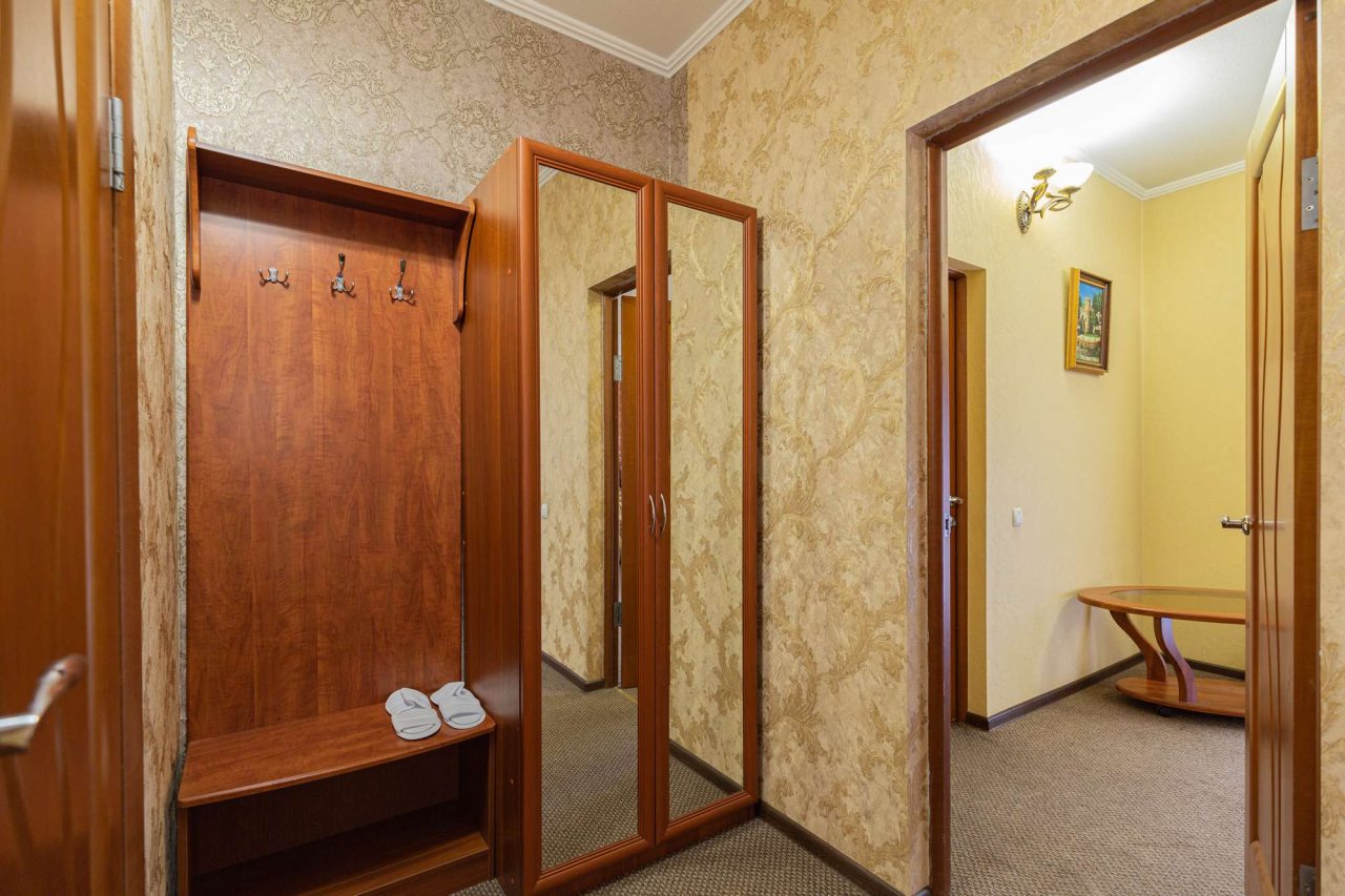 Шкаф с зеркалом.