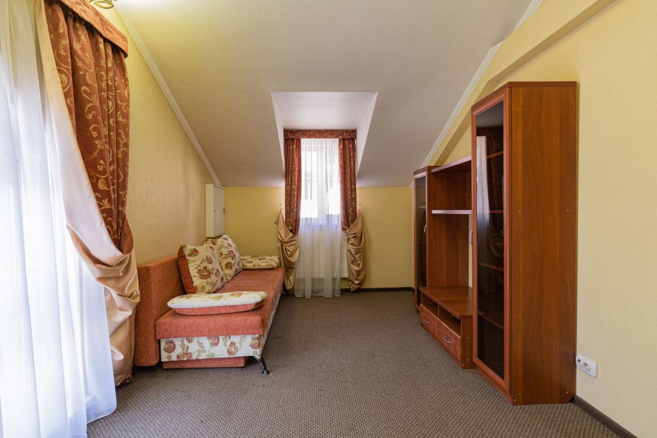 Розетки в номере.