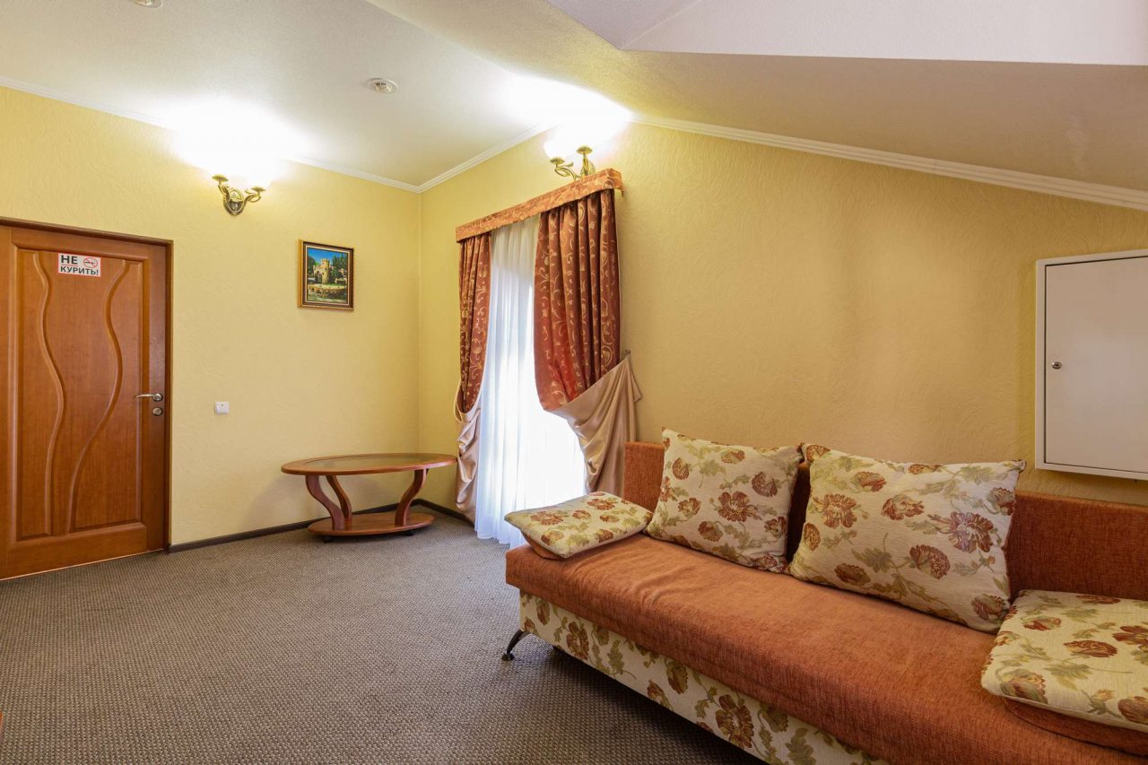 Журнальный столик в номере.