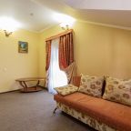 Журнальный столик в номере.