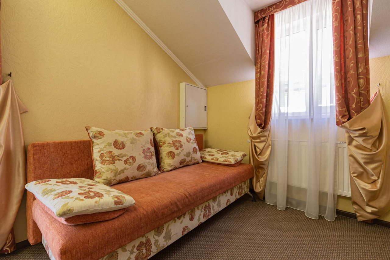 Уютный диван.