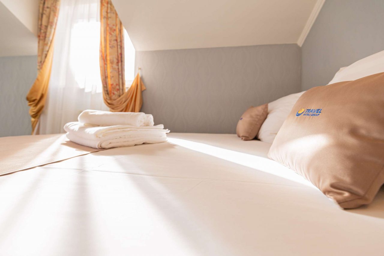 Белые простыни.