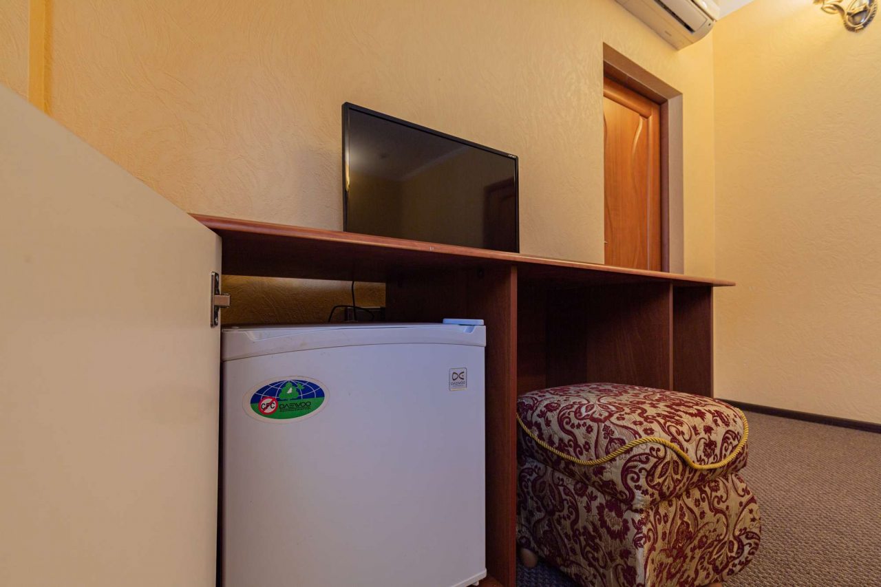 Мини холодильник в номере.