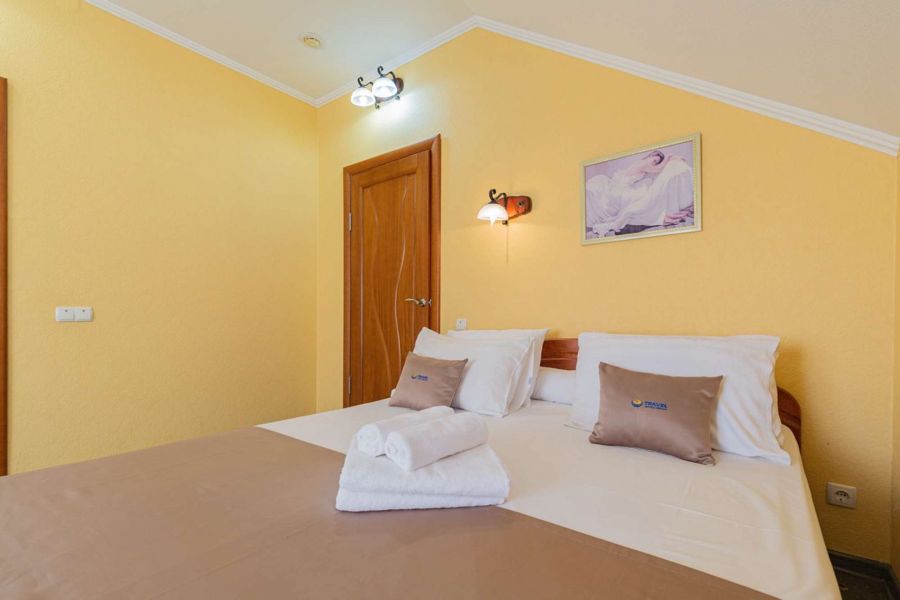 Белые полотенца.