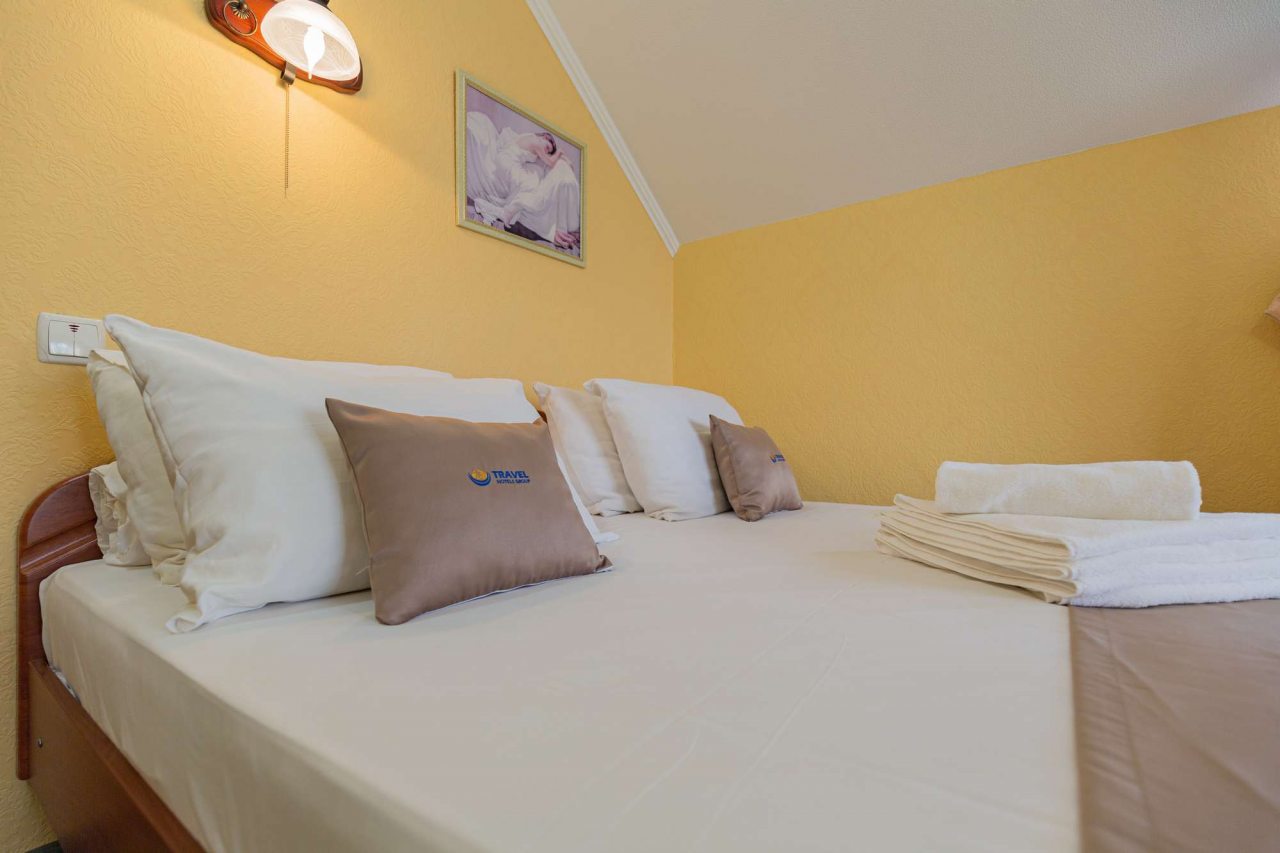 Желтые стены.