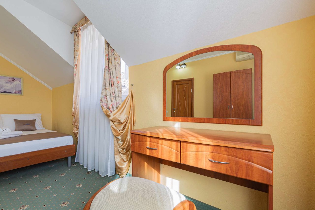 Зеркало в номере.